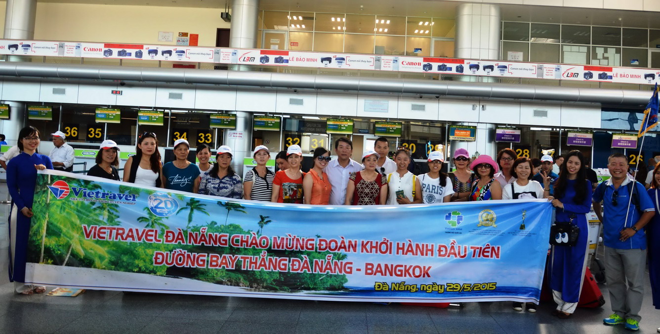 Chào mừng đoàn khách đầu tiên cùng Vietravel Đà Nẵng bay đến Thái Lan